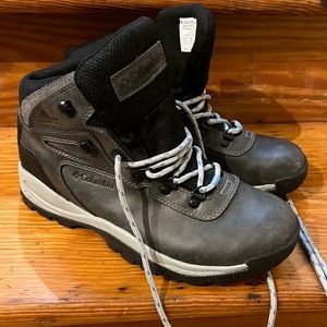 New Columbia waterproof hiking boots size 9.5